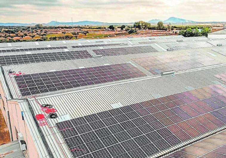 La fábrica de latas Eviosys, en Mérida, produce el 40% de su energía con cubiertas solares